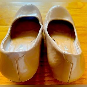 Lovely tan pumps size 8 worn once I inch heel